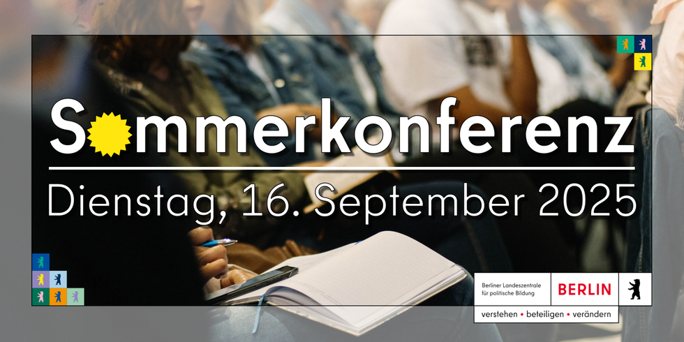 Schriftzug "Sommerkonferenz - Dienstag, 16. September 2025" vor dem Publikum einer Veranstaltung mit Logo der Landeszentrale