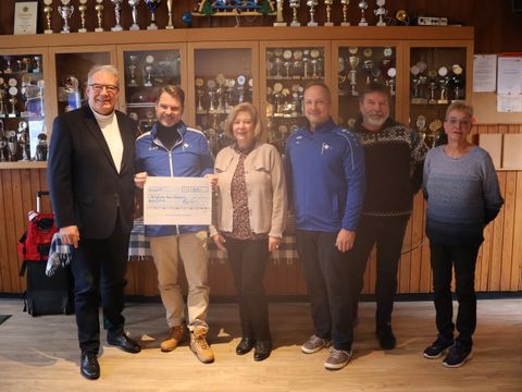 Große Freude beim HKC: Bezirksstadtrat für Sport Harald Muschner überreicht 300 € für hervorragende Jugendarbeit im Verein. (Bezirksstadtrat für Sport Harald Muschner, 1. Vorsitzender Oliver Gieschke, 2. Vorsitzende Sabine Preuß, Breitensportwart Tim Anselmi, Rennsportwart Jens Berndt, Kassiererin Regina Hagendorf (v.l.n.r.) (Bild: BA Rdf)