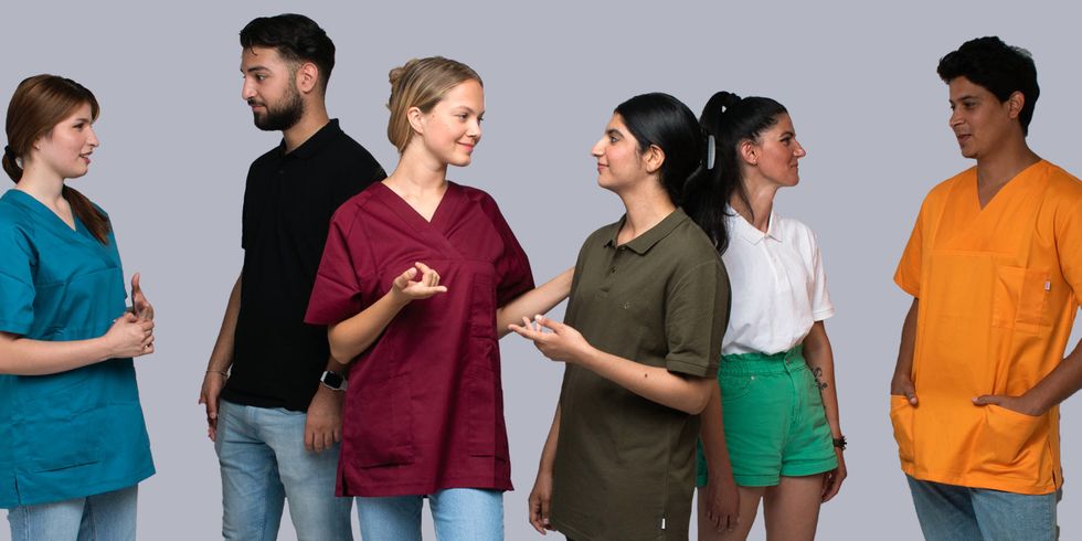 Gruppen von jungen Personen unterhält sich