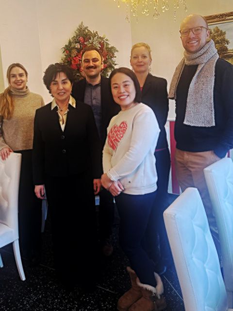 Gruppenfoto mit Bezirksbürgermeisterin Emine Demirbüken-Wegner, dem Team der Digitalagentur Berlin, Kerstin Hanke von der Wirtschaftsförderung Reinickendorf sowie der gastgebenden Café-Inhaberin (Bild: BA Rdf)