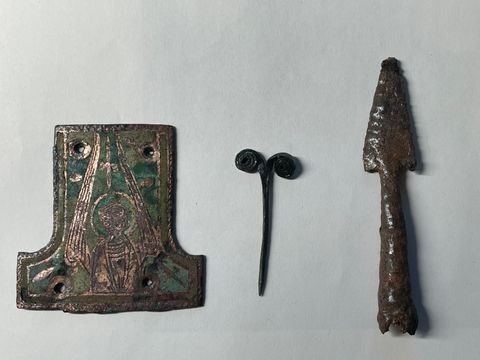 Kreuzbeschlag, Nagel und Pfeilspitze, 1. Drittel 13. Jahrhundert, Fundort Berlin-Spandau, Moritzkirche Museum für Vor- und Frühgeschichte