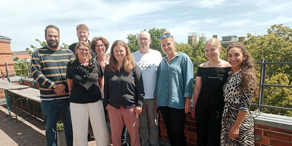 Bezirksbürgermeisterin Clara Herrmann mit den Mitarbeiter*innen des Regionalen Sozialpädagogischen Dienstes