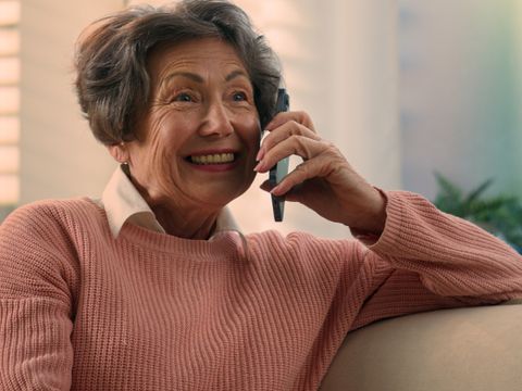 Lizensiert nur für Seniorentelefon! Happy Caucasian old woman carefree middle aged senior lady cheerful smiling retired grandma elderly female granny grandmother talking on smartphone mobile phone talk sharing news on cellphone at home