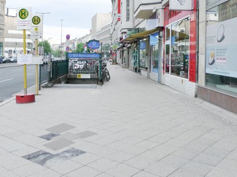 Straße mit Motiven im Boden