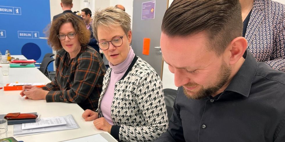 Auf dem Bild sind neben Regine Sommer-Wetter die Stadträtin aus Lichtenberg, Camilla Schuler und Christoph Keller, Stadtrat aus Mitte zu sehen.