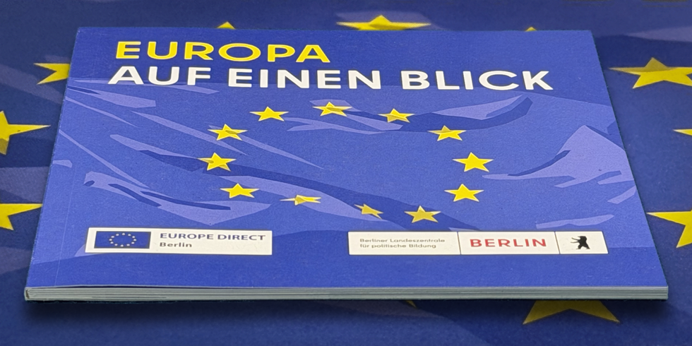 Broschüre "Euorpa auf einen Blick", auf dem Cover: Europaflagge und Logos der Landeszentrale und von Europe Direct Berlin