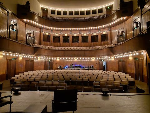 Das HAU1 mit etwa 500 Sitzplätzen ist neben einer digitalen Bühne eines von drei analogen Spielstätten in Kreuzberg