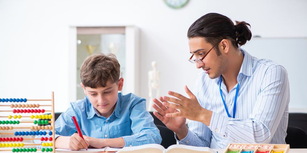 Lehrer erklärt Schüler Mathe