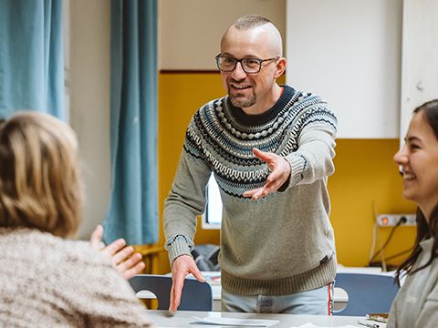 Lubomir Duroska im Deutschkurs, drei gestenreiche Szenen nebeneinander