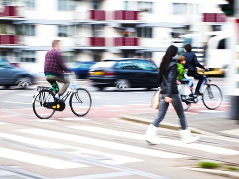 Radfahrer und Fußgänger