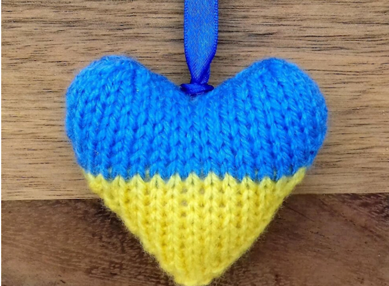 Ein Erzeugnis des "Café Handgestrickt": das blau-gelbe Herz der Ukraine