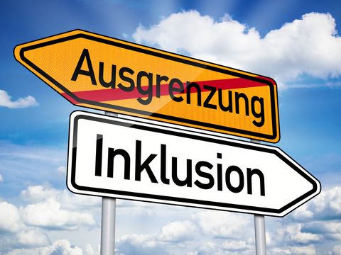 Zwei Hinweisschilder mit den Schriftzügen Ausgrenzung und Inklusion