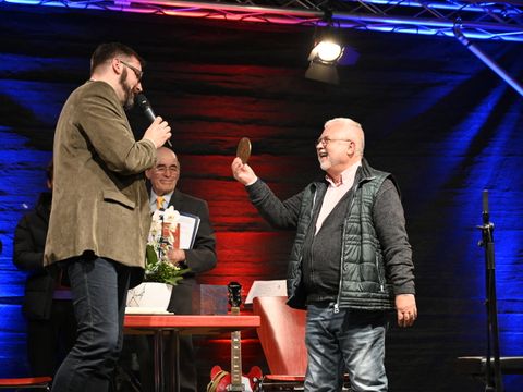 Herr Unger erhält die Bezirksmedaille