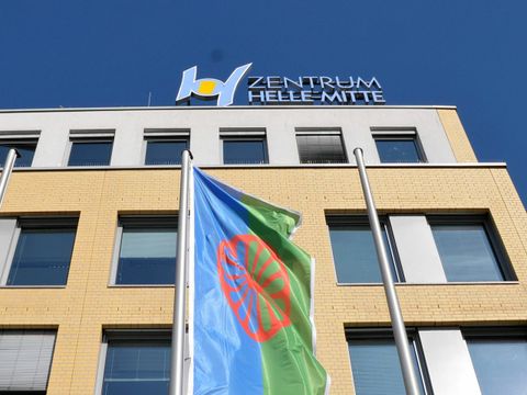 Die Roma-Fahne weht vor dem Rathaus auf dem Alice-Salomon-Platz
