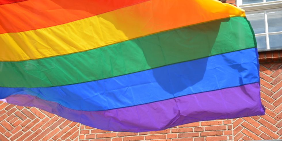 Regenbogenfahne vor dem Rathaus