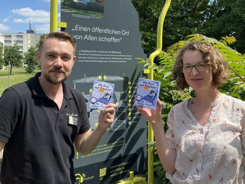 Bibliothekar Johnny Gallinowski und Spieleautorin Anja Wrede mit der Kieztour-Broschüre (Bild: Stadtbibliothek Tempelhof-Schöneberg)