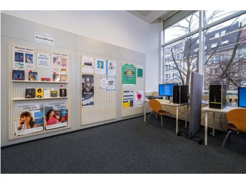 Plakate und Computerarbeitsplätze