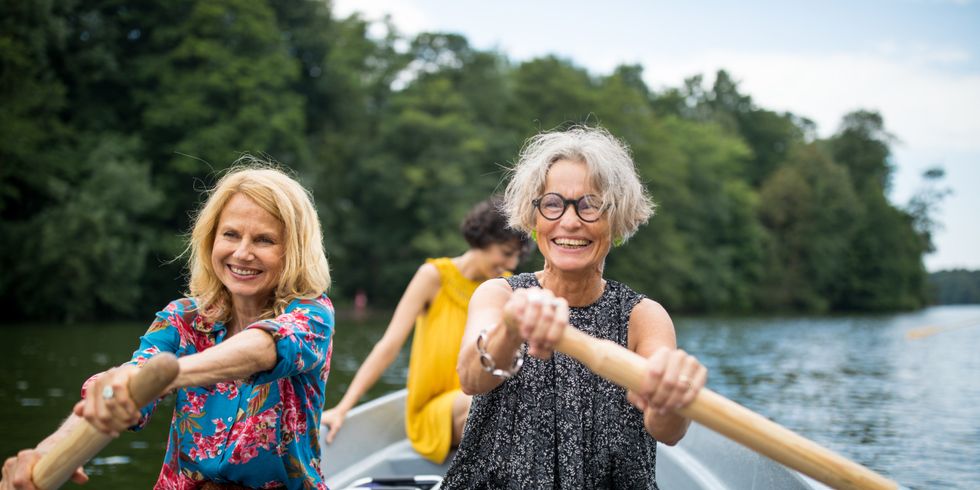 zwei Frauen rudern auf einem See