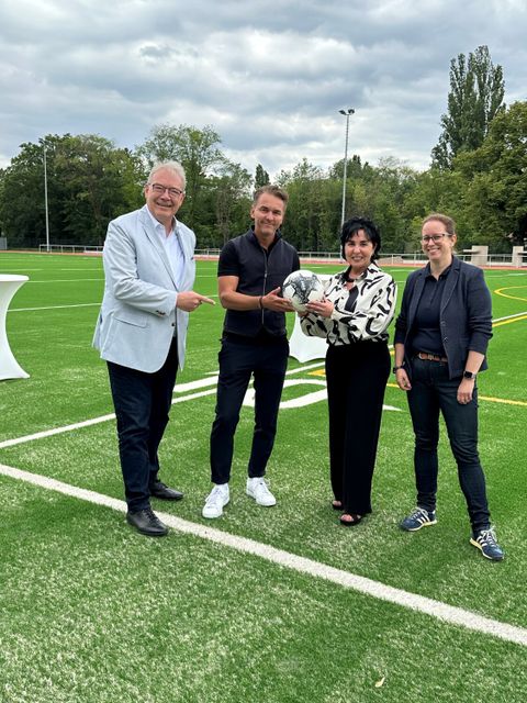 Begeistert von der neuen Sportanlage: Bürgermeisterin Emine Demirbüken-Wegner (2.v.r.) und die Stadträte Harald Muschner und Julia Schrod-Thield mit Jan Lauterbach (2.v.l.) von der Firma Polytan. (Bild: BA Rdf)