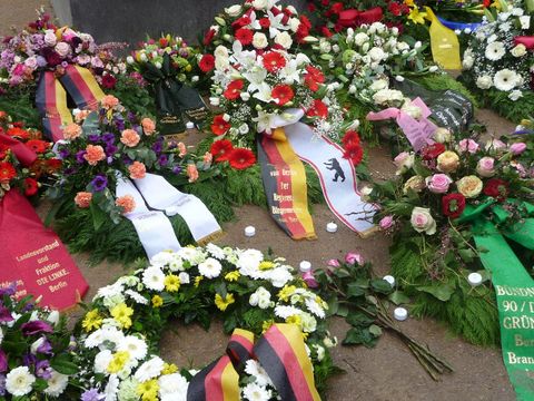 Kränze vor dem Denkmal für die im Nationalsozialismus verfolgten Homosexuellen