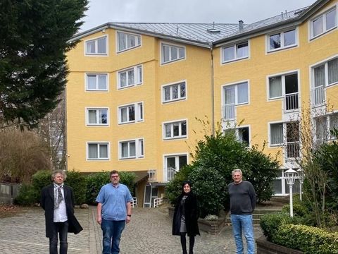 v.l.n.r.: Jörg Dobrzinski, Leitung Amt für Soziales, Thomas Mertens, COO Home & Care, Emine Demirbüken-Wegner, Bezirksstadträtin für Soziales und Bürgerdienste und Christian Rädnitz, Einrichtungsleiter (Bild: BA Reinickendorf)