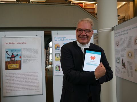 Kulturstadtrat Harald Muschner testet das Tablet, das durch die Ausstellung führt. (Bild: BA Rdf)