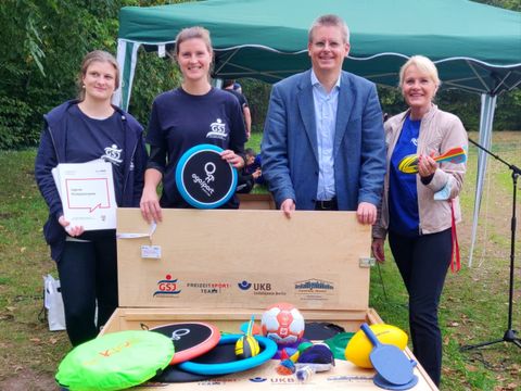 v.l.n.r. Elisabeth Kracker (Schulsozialarbeiterin), Vivien Schwarz (Freizeitsport-Team der GSJ), Tobias Dollase (Sport- und Schulstadtrat) und Kerstin Kromer-Neefe (Schulleiterin) bei der Übergabe der Sportkisten der GSJ an die Albrecht-Haushofer-Schule (Bild: Bezirksamt Reinickendorf)