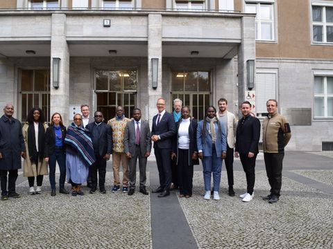 Besuch einer Delegation aus der Partnerstadt Douala vor dem Rathaus Tiergarten.
