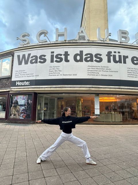 Yogalehrerin Iris Schaub in Yogapose vor Schabühne