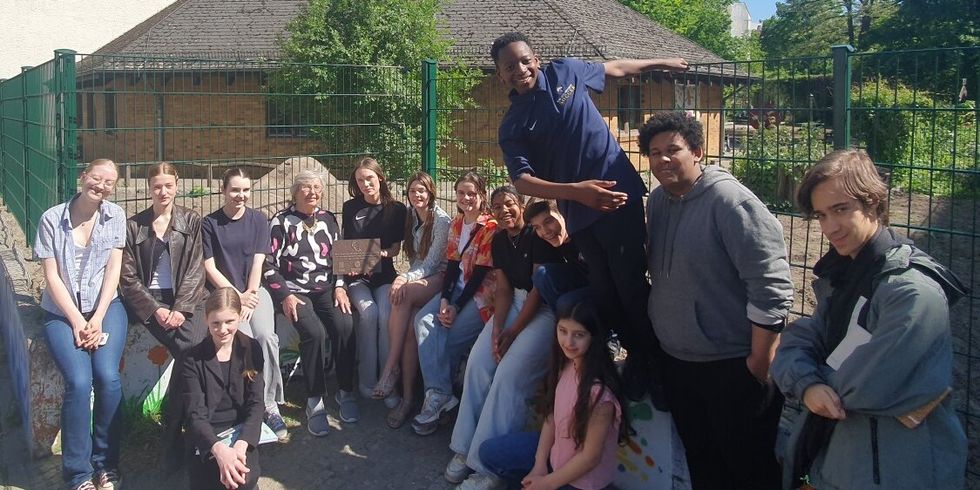 Helga Arndtheim Melmed mit Kindrn und Jugendlichen des KJP