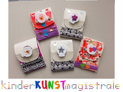 fünf aus Papier gestaltete Geldbörsen