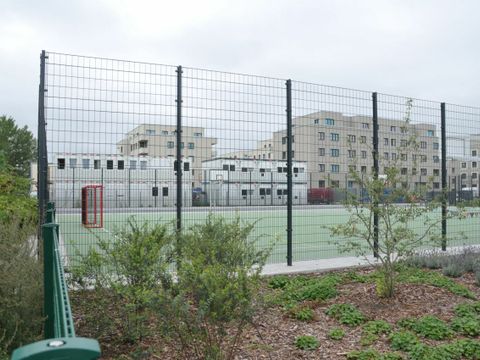 Übergabe der Sportfreianlage der Pusteblume-Grundschule - Neues Spielfeld, im Hintergrund das neue Stadtquartier 'Stadtgut Hellersdorf'