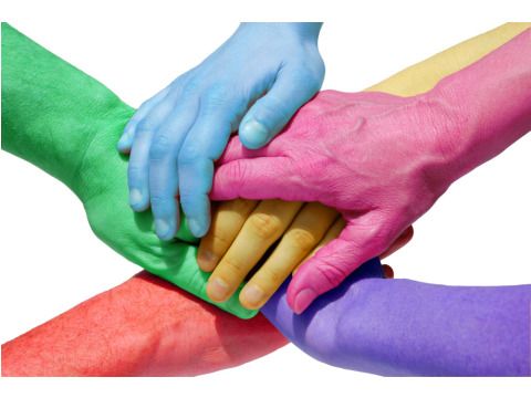 Bunte_Hände_von_Menschen