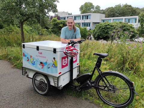Medienpädagoge Andreas Hundacker mit „FaBi“ (Bild: Stadtbibliothek Tempelhof-Schöneberg)