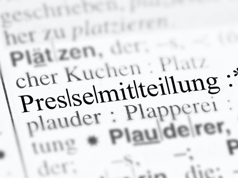 Ausschnitt eines Nachschlagewerks, wo der Fokus auf das Wort "Pressemitteilung" gelegt ist