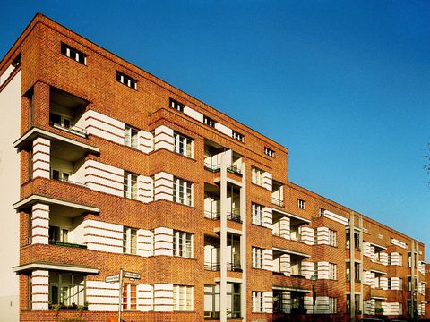 Fassadenansicht der Bristolstraße 1-5 nach dem Wiederaufbau durch Max Taut, mit ergänztem Geschoss, nach der Sanierung (Bild: Brenne Architekten)
