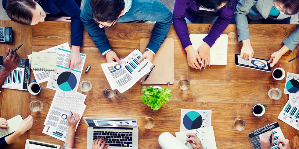 Aufsicht auf Tisch mit Geschäftsleute Tagung