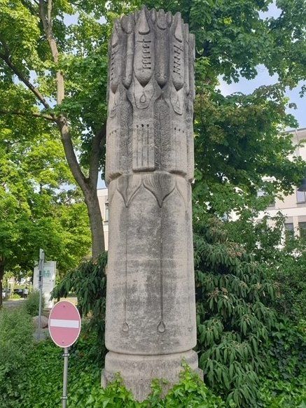 Vier Jahreszeiten, Stele: Frühling