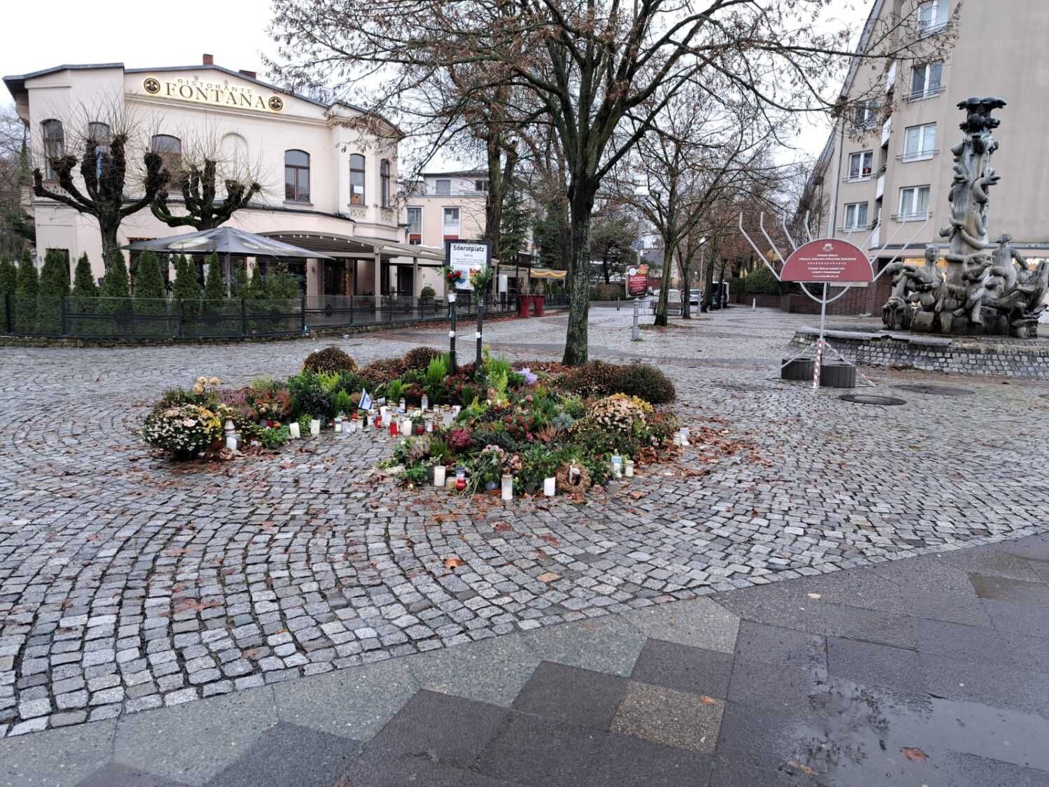 Dezember 2023: Gedenkort Sderotplatz, im HIntergrund ein Chanukka-Leuchter