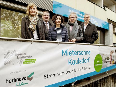 Personen vor einem Schild zur Mietersonne Kaulsdorf