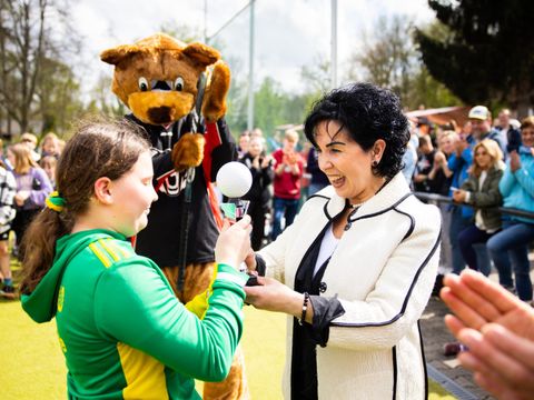 Bezirksbürgermeisterin Demirbüken-Wegner bei der Siegerehrung (Bild: Gero Breloer)