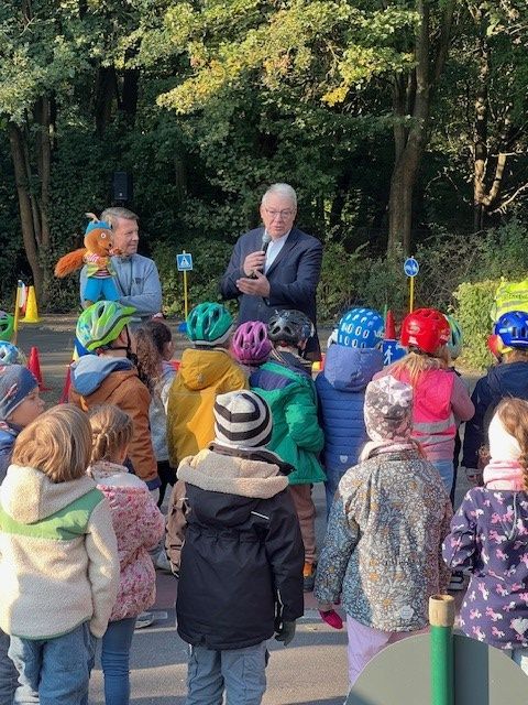 Schulstadtrat Muschner (rechts) und Herr Karck von der Landesverkehrswacht im Gespräch mit den Kindern. (Bild: BA Rdf)