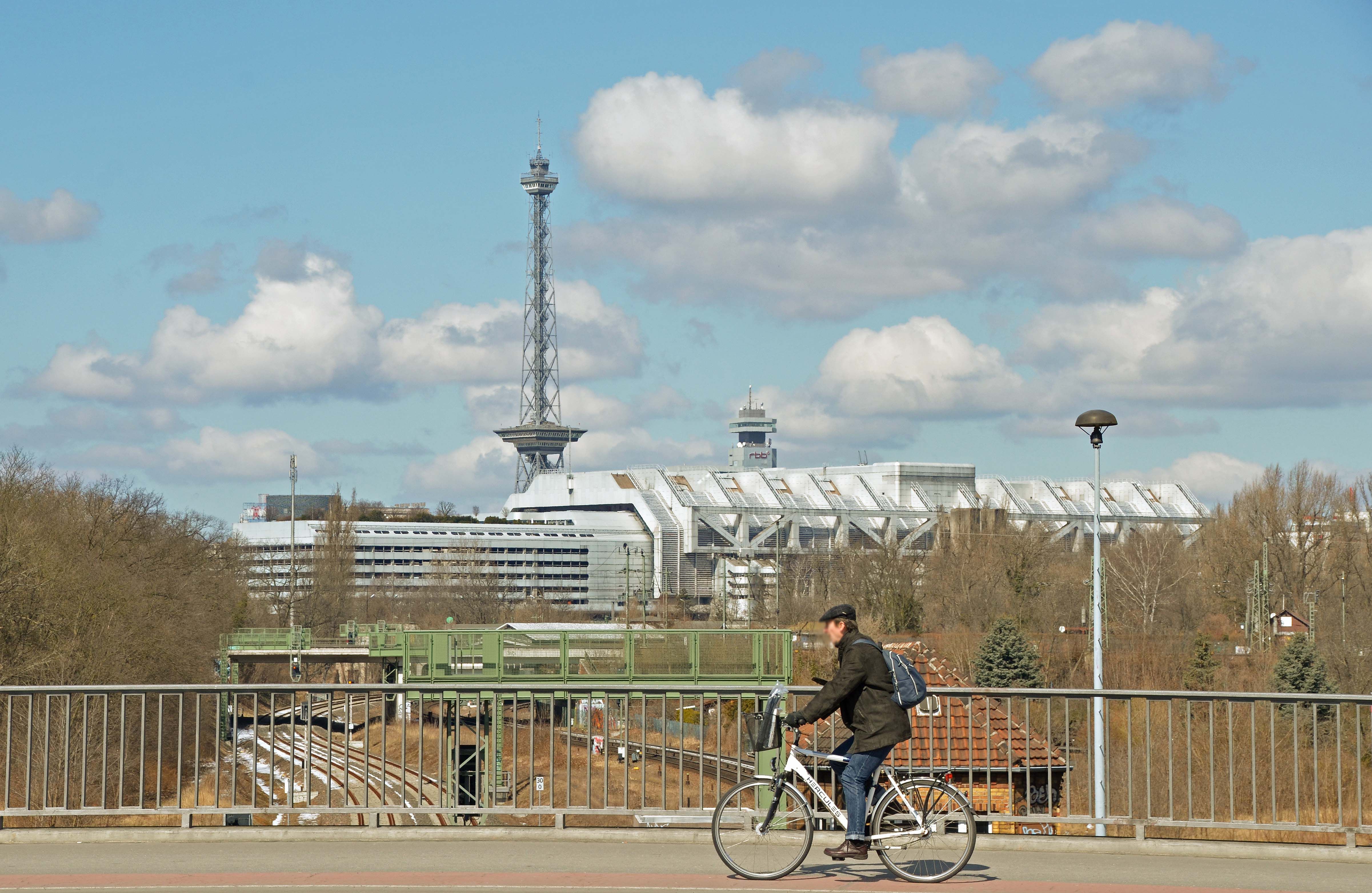 ICC und Funkturm von der Kurfürstendammbrücke aus gesehen, 7.4.2013, Foto: Raimund Müller
