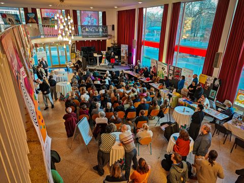 Im Foyer des Ernst-Reuter-Saales: Mit Zusammenhalt und Engagement gegen Einsamkeit (Bild: BA Rdf)