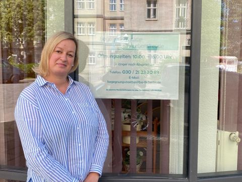 Frau Skejic vor der Begegnungsstätte Lebensfreude