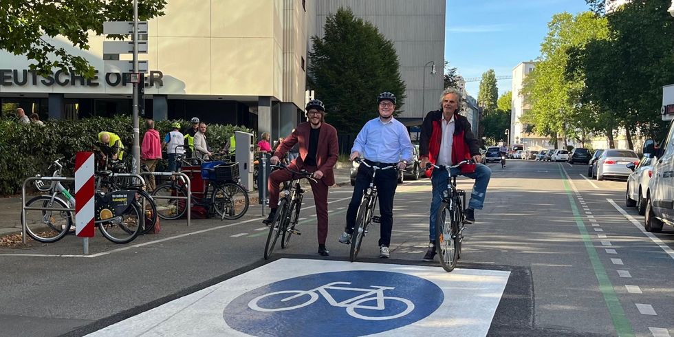 Drei Männer auf einem Fahrrad. Von links: infraVelo-Geschäftsführer Michael Fugel, Arne Herz, Staatssekretär für Mobilität und Verkehr, Bezirksstadtrat Oliver Schruoffeneger