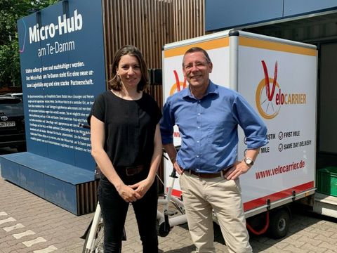 Bezirksstadträtin Saskia Ellenbeck (links) und Prof. Dr. Seeck (rechts)