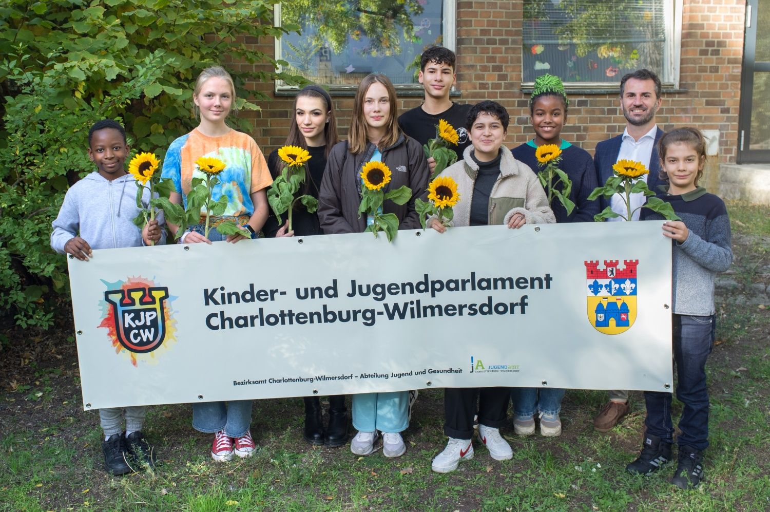 Die neu gewählten Parlamentarierinnen und Parlamentarier beim traditionellen „Sonnenblumenpressefoto“.