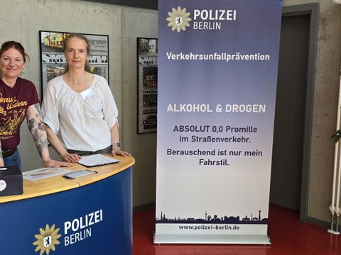 Initiatorinnen Romy Kistmacher, Suchthilfekoordinatorin des Bezirksamts (re.), Andrea Robin, Koordinatorin für schulische Prävention im SIBUZ Friedrichshain-Kreuzberg (li.) und Frau Beversdorf, Polizei Berlin (nicht im Bild) freuen sich auf eine Wiederholung der Veranstaltung (Bild: Sabine Böhnig)
