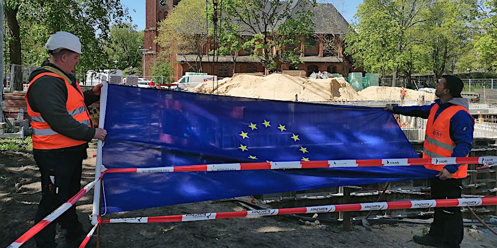 Bauarbeiter mit EU-Fahne